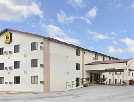 Super 8 Eureka/Six Flags Nearby