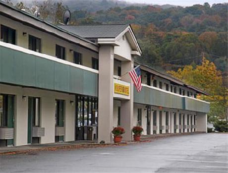 Super 8 White River Junction