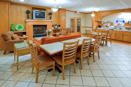 Holiday Inn Express Hotel & Suites WOODBRIDGE