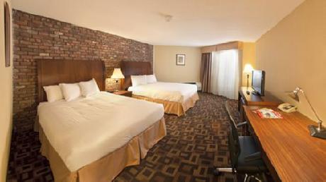 Cortina Inn and Suites