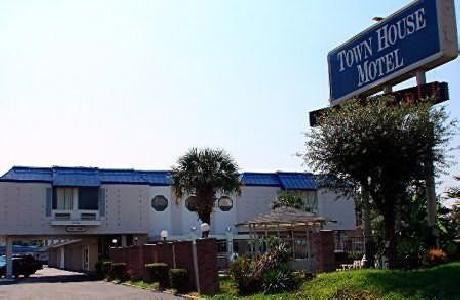 AIRPORT TOWN HOUSE MOTEL