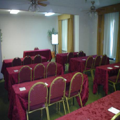 La Quinta Inn and Suites Kansas City Airport