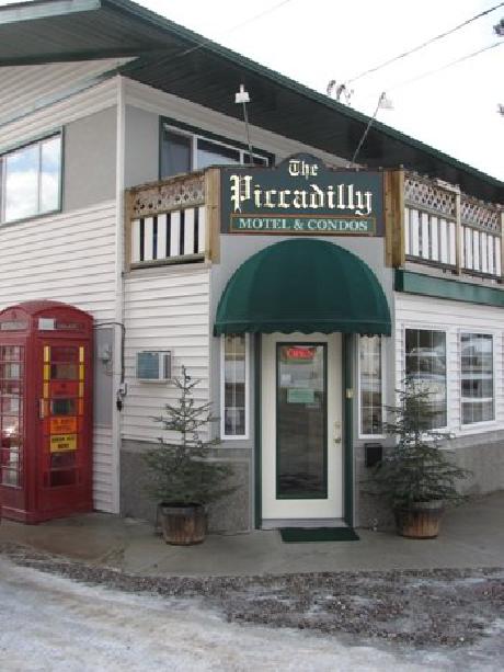 Piccadilly Motel   Golf Suites