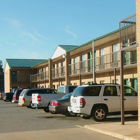 Clairmont Inn & Suites Warren