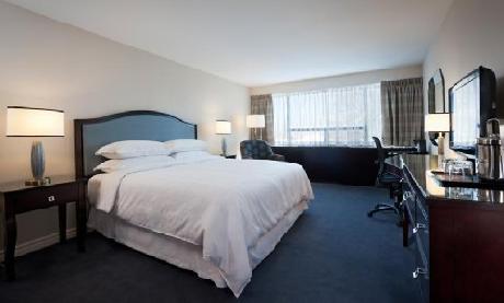 Hotel Montreal Aeroport