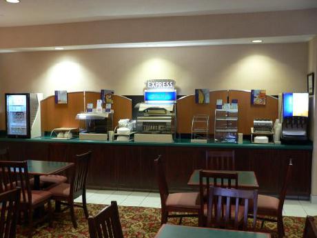 Holiday Inn Express METROPOLIS