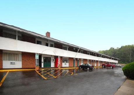 Econo Lodge Inn & Suites