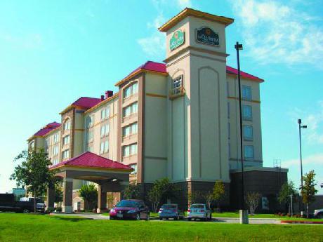 La Quinta Inn & Suites Arlington North 6 Flags Dr