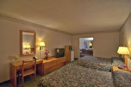 COURTESY INN MONMOUTH