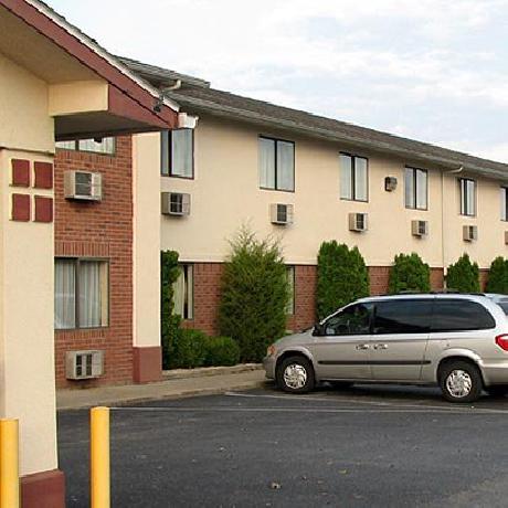 Super 11 Inn and Suites