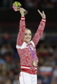 Алия Мустафина получила золотую медаль за упражнения на брусьях!