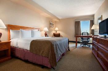 DoubleTree by Hilton Wichita Airport