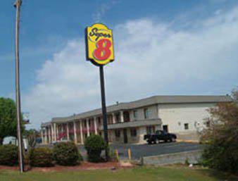 Super 8 Laurel