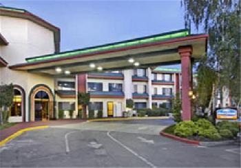 Howard Johnson O'Cairns Inn and Suites
