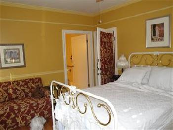 Cinnamon Bear Creekside Inn