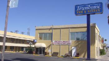 Townhouse Inn & Suites