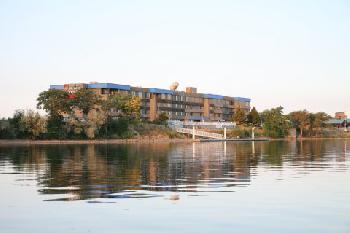 Clover Island Inn
