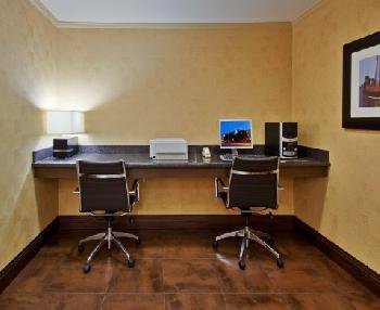 Holiday Inn Express Hotel & Suites BELMONT