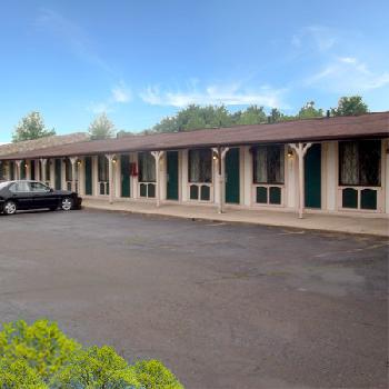 Super 7 Inn and Suites Saginaw