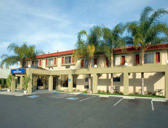 Howard Johnson Inn and Suites Reseda
