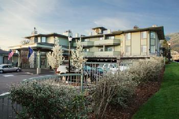 Plaza Inn and Suites at Ashland Creek