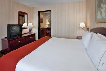 Holiday Inn Express Hotel & Suites HUTCHINSON (AT THE MALL)