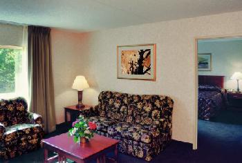 Clubhouse Inn & Suites - Topeka