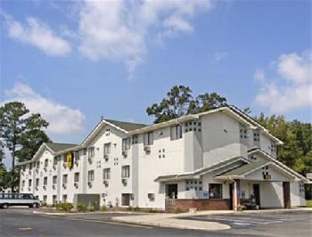 Super 8 Newport News / J Clyde Morris