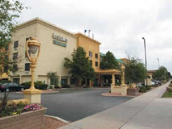 La Quinta Inn and Suites Milwaukee Glendale