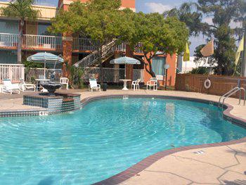 Econo Lodge &Suites