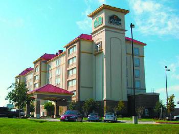 La Quinta Inn & Suites Arlington North 6 Flags Dr