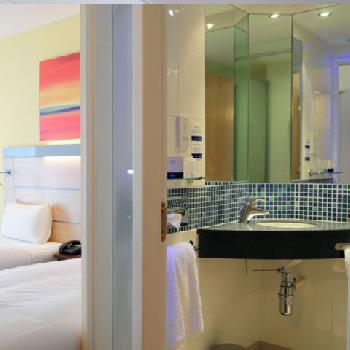 Holiday Inn Express CHELTENHAM